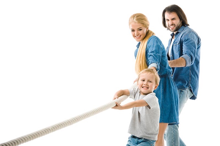 Familie zieht gemeinsam an einem Tau