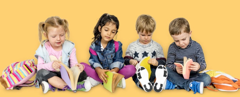 Kinder blättern nebeneinander in Bilderbüchern