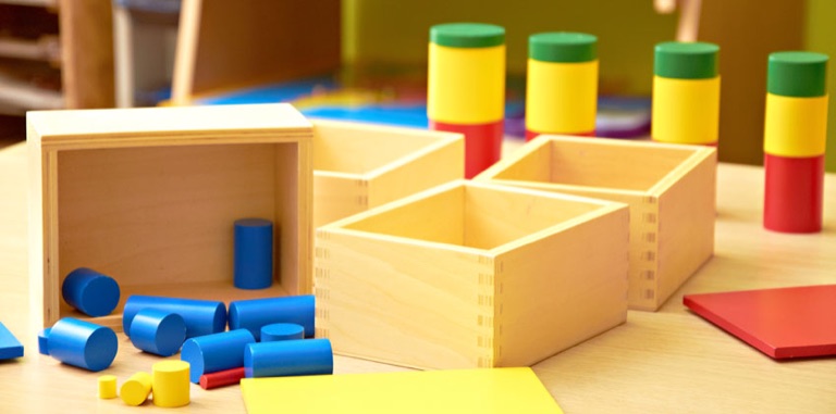 Montessori-Material aus Holz in einer Kiste