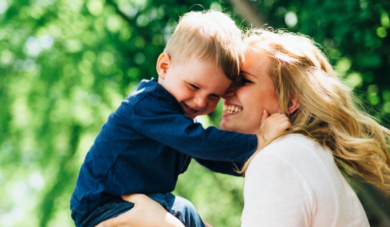 Mutter und Sohn Stirn an Stirn im Freien