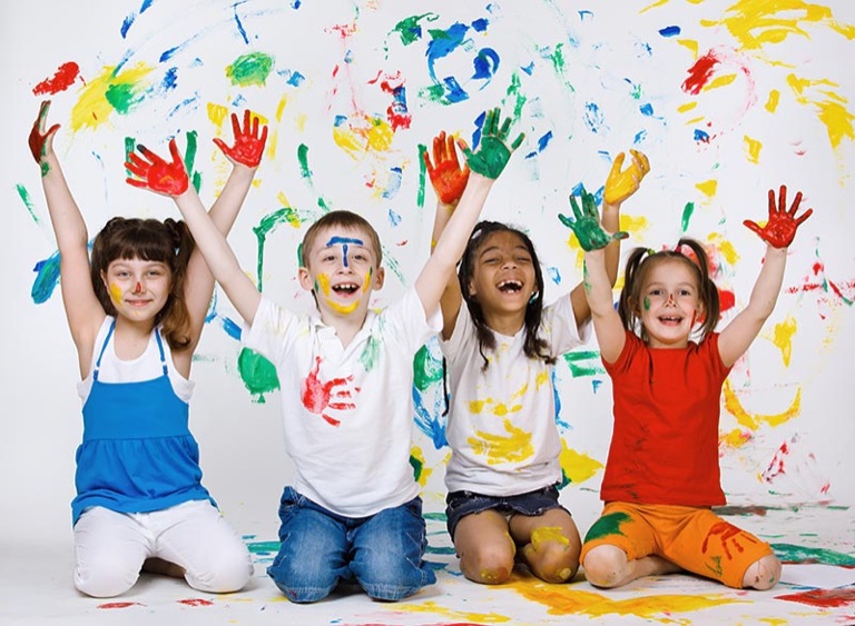 Kinder mit bunter Fingerfarbe an Händen und Gesicht