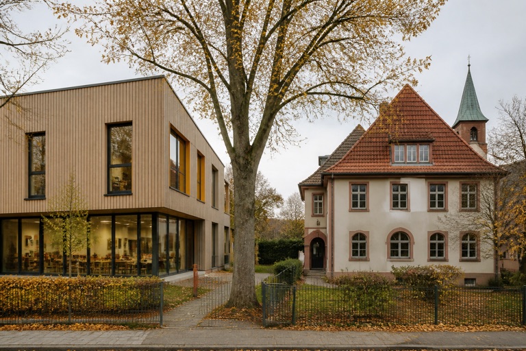 Zwei verschiedene Kindergartengebäude nebeneinander an einer Wohnstrasse